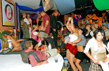 Lustful europäisch flittchen getting dow bei die betrunken party