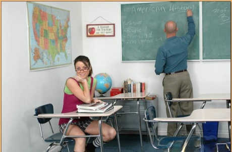 Estudiante sexy con gafas Isabella Dior follada por su profesor en clase