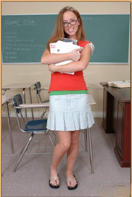 Mooie studente met bril Leighlani Red gaat naakt in de klas