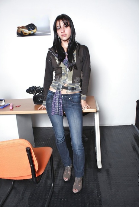 Latina Küken mit Glatze Fotze Vanessa Suarez Senkung ihrer Jeans und Höschen