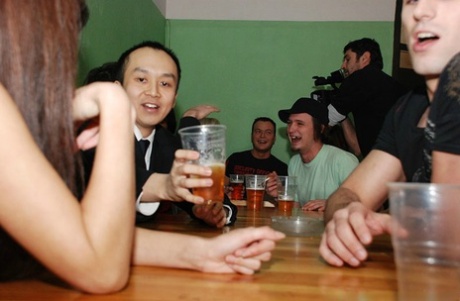 MILFs lascivas têm um sexo grupal fervoroso numa festa de bêbados
