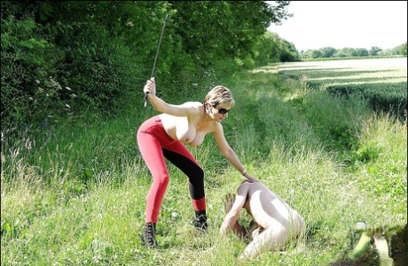 Topless femdom em Óculos de sol torturando seu animal de estimação Masculino Ao ar livre