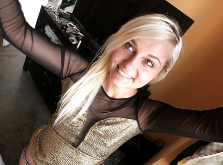 Резвая блондинка-любительница Charli Shiin обнажает свои изящные изгибы