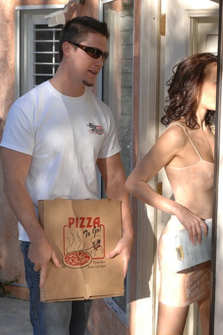 Alexandra Diamond se fait baiser et facialiser par un livreur de pizza.