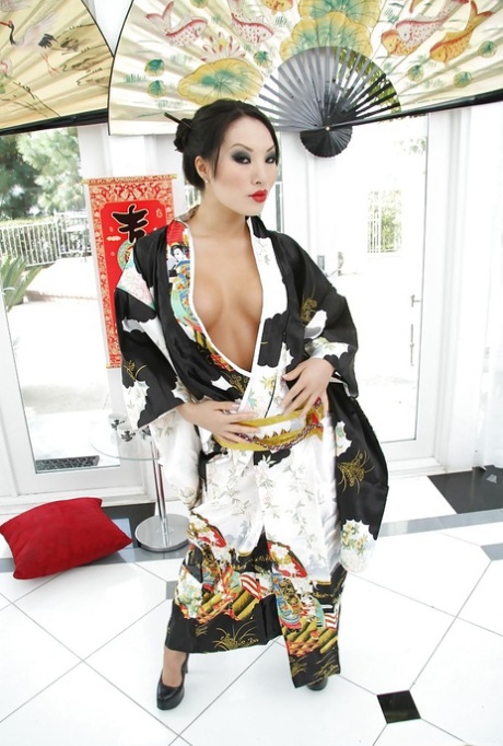 Asa Akira, minette asiatique, enlève son kimono et expose sa chatte invitante.