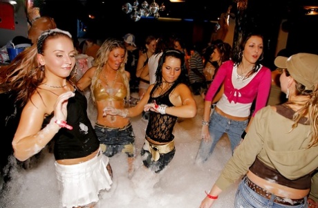 Moças lusórias desfrutam de uma orgia sexual selvagem na festa europeia da espuma