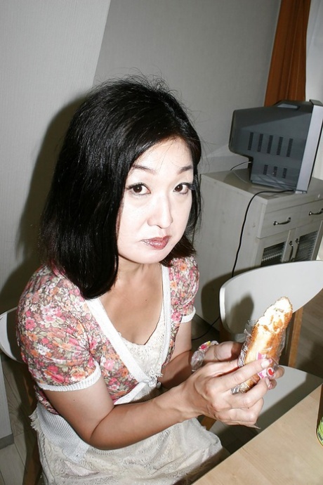 Den modne asiatiske spissmusen Chiyo Yamabe blir filmet mens hun dusjer