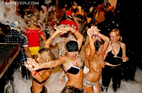 Chicas liberadas enloquecidas en la fiesta de la espuma para borrachos en la discoteca