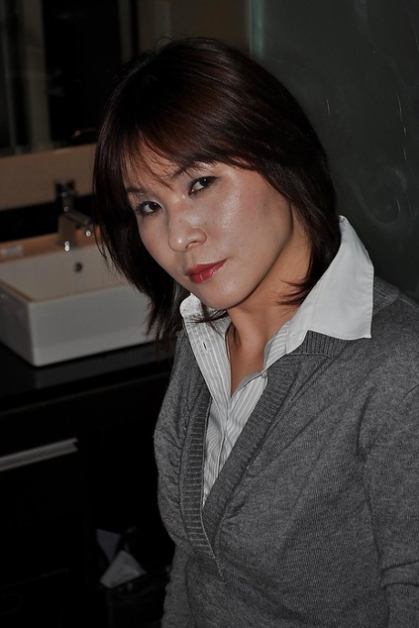 Rozbrykany azjatycki MILF Chiho Fujii rozbiera się i eksponuje swoją soczystą szczelinę