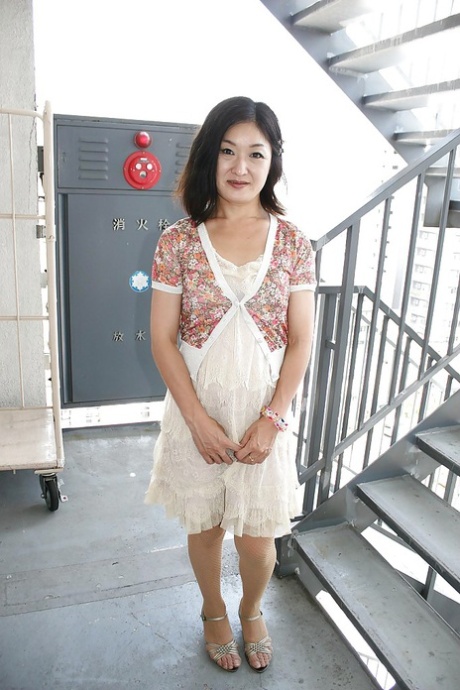 Aziatische MILF Chiyo Yamabe laat haar slipje zakken en haar harige spleet zien