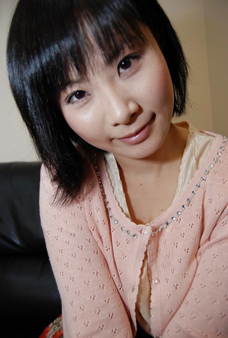 A asiática Minori Nagakawa a despir-se e a expor a sua cona peluda