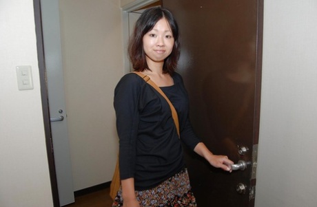 Aziatische tiener Rei Iwamoto trekt haar kleren uit en speelt met een vibrator