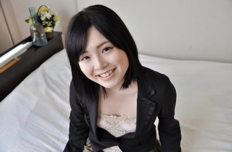 Reika Hayano se desnuda y se masturba con juguetes sexuales