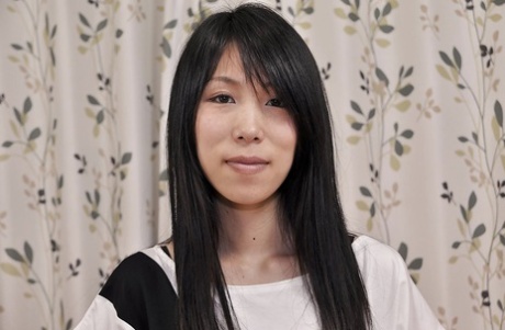 Скользкая азиатская MILF Yuko Mukai раздевается и играет со своей волосатой щелью