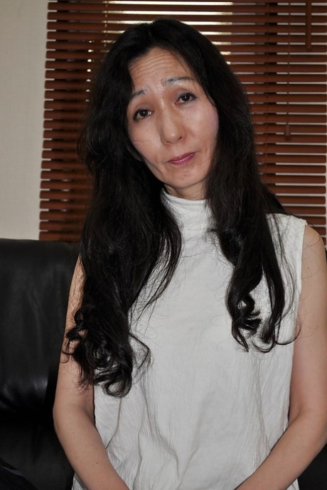 Asiatiska mogna lassie Nobue Toyoshima strippa och retas hennes håriga fitta