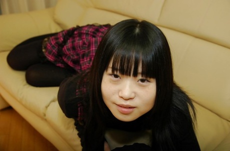 Hravá asijská školačka Rio Takei se zbavuje oblečení
