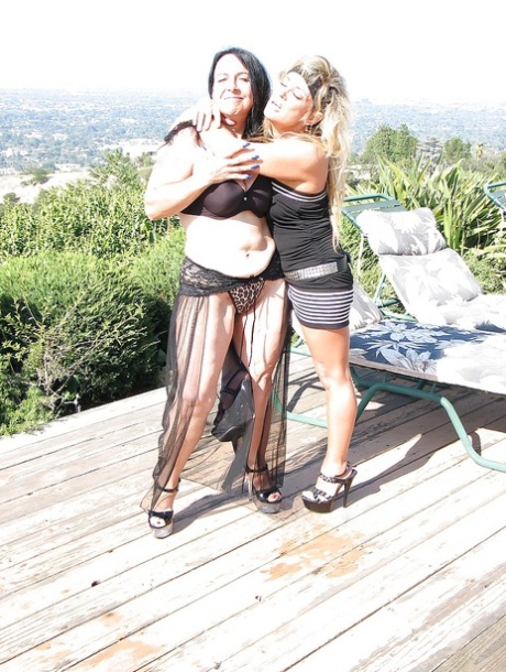 Mistress Angelica & Miss Nina Swiss har litt lesbisk moro på en solrik dag.