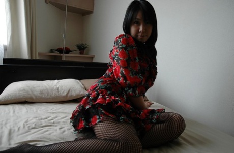 Asiatische MILF in Strumpfhosen strippt und spreizt ihre haarigen Pussy-Lippen