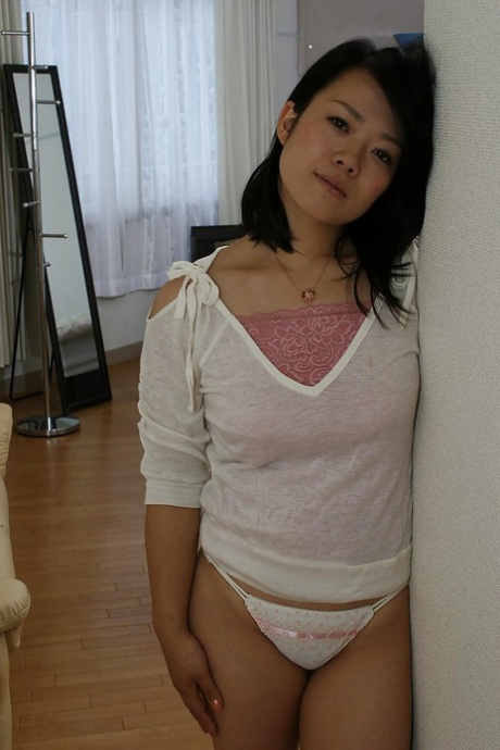 Asiatisk tjej Tomoe Asai klär av sig och har lite fitta och fingring kul