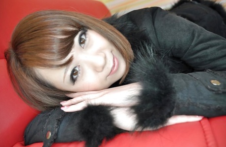 A giraça asiática Mari Okuda a despir-se e a ser provocada com brinquedos sexuais