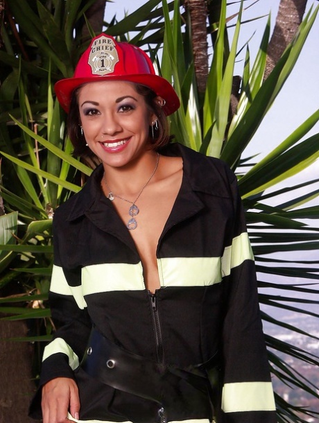 La sonriente latina Vanessa Leon se quita el uniforme de bombera