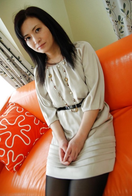 Den koselige asiatiske MILF-en Chisato Miura kler av seg og blir ertet med vibrator