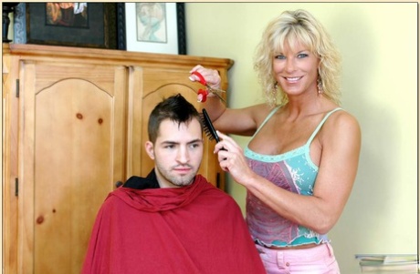 moden frisør med sexy pupper TJ Powers knuller med kunden sin