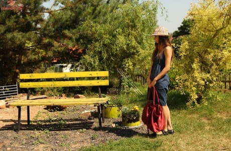 Elegante adolescente amateur desnudándose y jugando con ella al aire libre