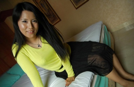 Kåt asiatisk MILF Akari Kanda utressing och vibrerande hennes blöta slits