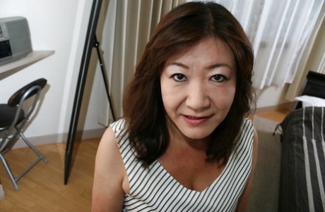 La nonnina asiatica Michiko Okawa si spoglia e mostra la sua figa pelosa in primo piano