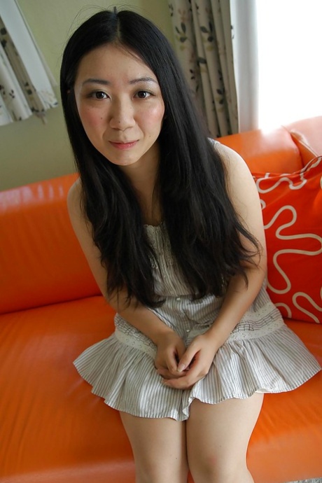 Aziatische tiener Jun Matsubara kleedt zich uit en spreidt haar onderlippen