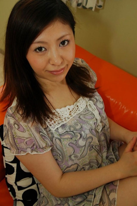 Asiatisk tonåring Saya Okimoto klär av sig och exponerar sin saftiga fitta i närbild