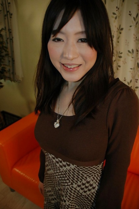 Lusty azjatycka nastolatka Riho Iketani rozbiera się i wibruje swoją owłosioną cipkę