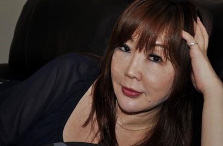 Freche asiatische MILF Junko Ishikura zieht sich aus und vibriert ihre Klitoris