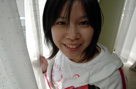 A adolescente asiática sorridente Sae Aihara despe-se e vibra com o seu clitóris