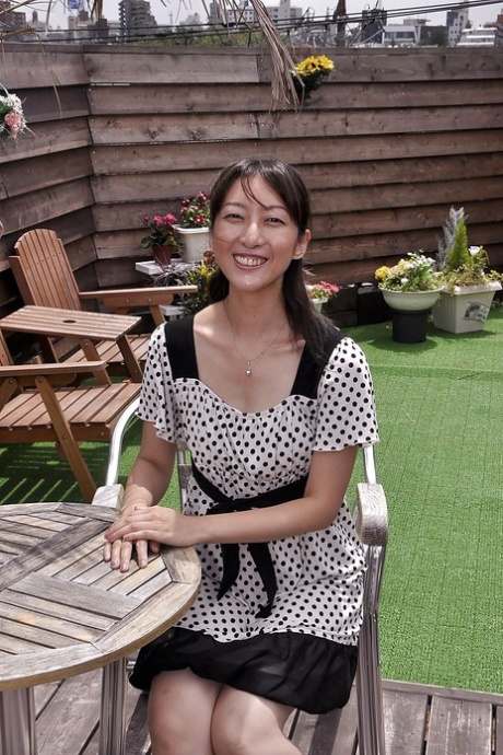 Asiatische MILF Miki Sugimoto reibt ihren Schlitz unter ihrem Höschen und wird nackt