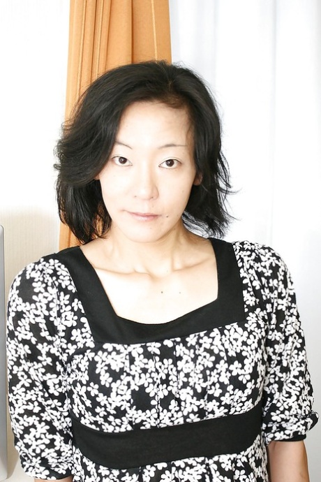 Fräck asiatisk MILF Aya Sakuma klär av sig och exponerar sina hål