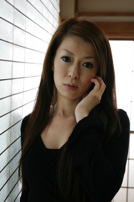 A asiática Mai Katagiri despindo-se e expondo as suas curvas sedutoras