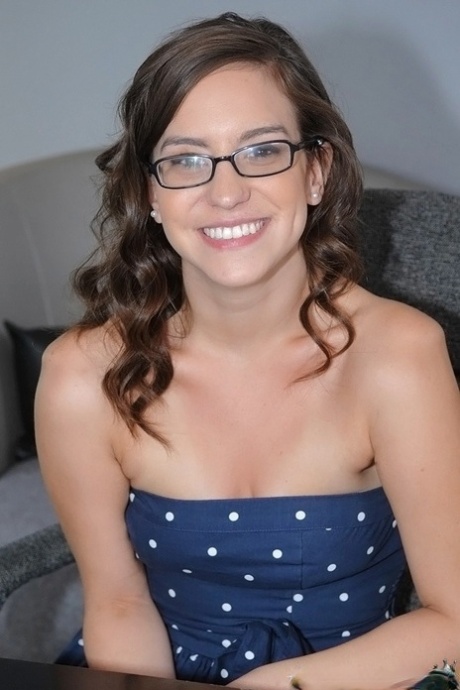 Alexa Amore, une amatrice brune et fringante avec des lunettes, dévoile sa marchandise.