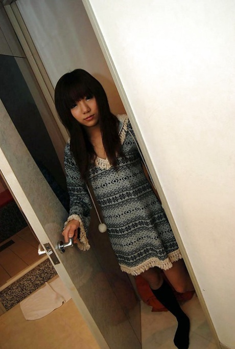Den nydelige asiatiske søta Megumi Kitigawa kler av seg og sprer de sexy beina.