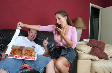 La MILF Arianna Alyse, affamata di sborra, viene soddisfatta da un pizzaiolo cattivo