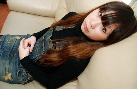 A adolescente asiática Manami Igawa despe-se e mostra a sua suculenta fenda