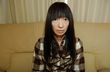 La fea asiática Yoshiko Nagasawa se desnuda y muestra su coño peludo
