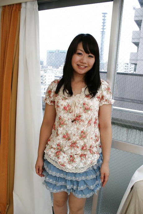 Asiatisk tonåring Waka Moritani klär av sig och exponerar sin fitta i närbild