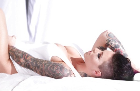 Tetovaný knockout Christy Mack odhalení její flalwless křivky