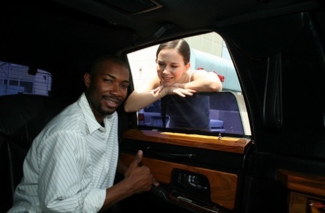 Развратная белая девушка Кристина Агаве отсасывает большой черный стояк в машине