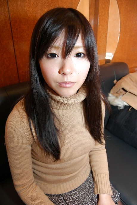 La bella teenager asiatica in collant Ami Nagashima si spoglia e si fa vibrare la figa