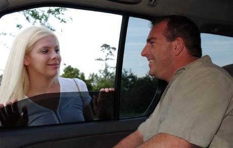 Une adolescente blonde à l