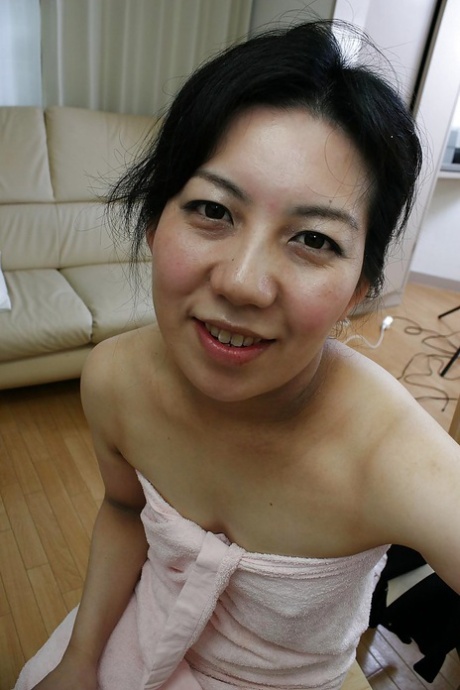 Похотливая азиатская зрелая дама развлекается с киской после ванны