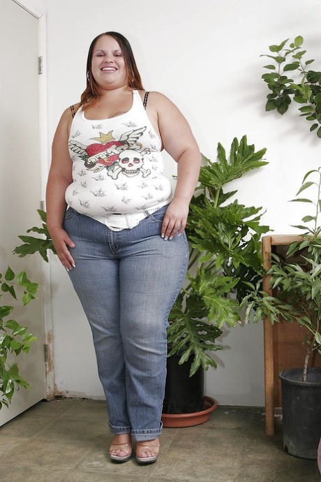 Filthy latina SSBBW bombshell undressing und exposing her fatty butt